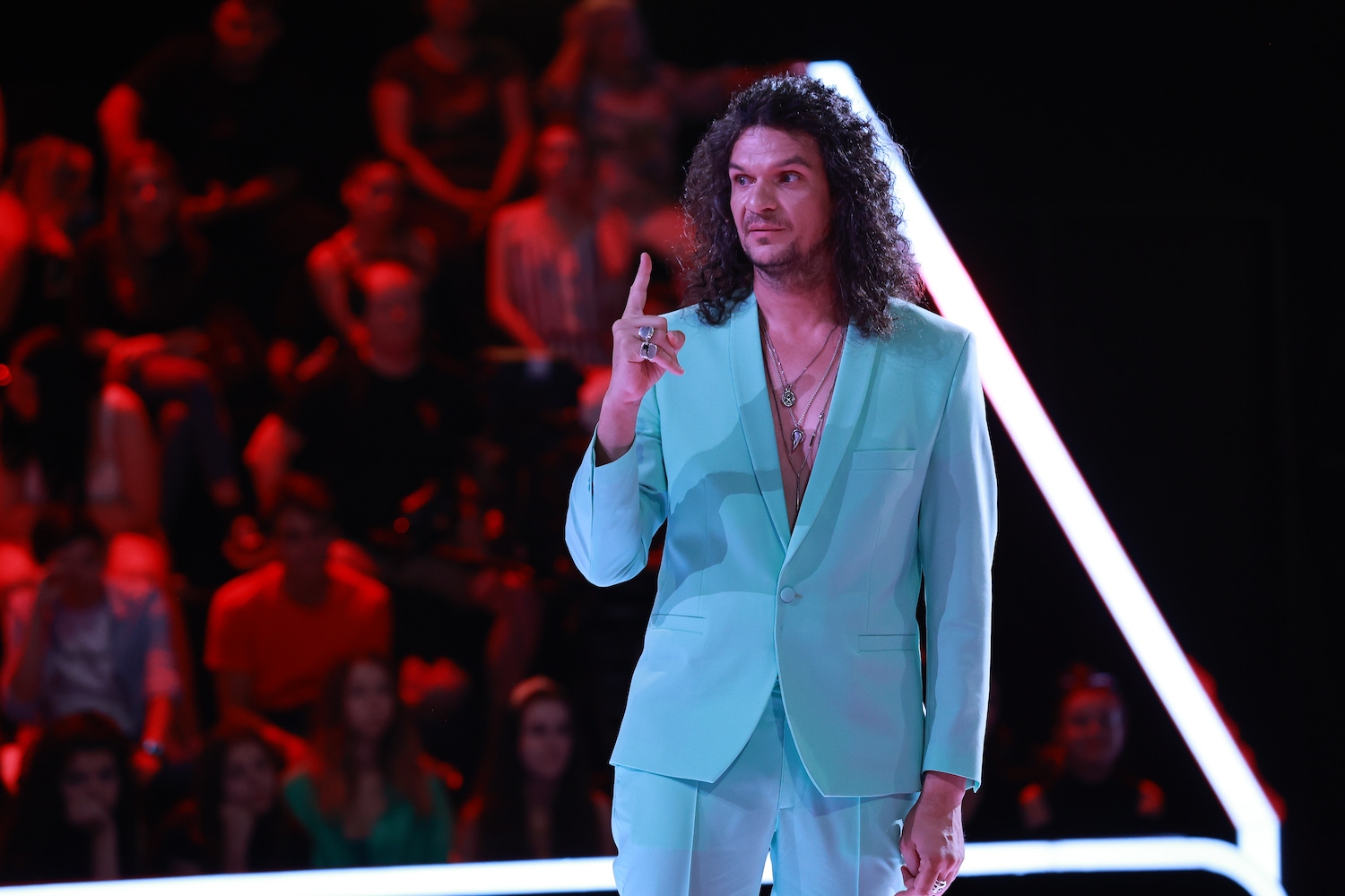 Cum a apărut Tudor Chirilă cu iubita la Vocea României 2024. Iulia Mîzgan și-a susținut partenerul din culisele show-ului