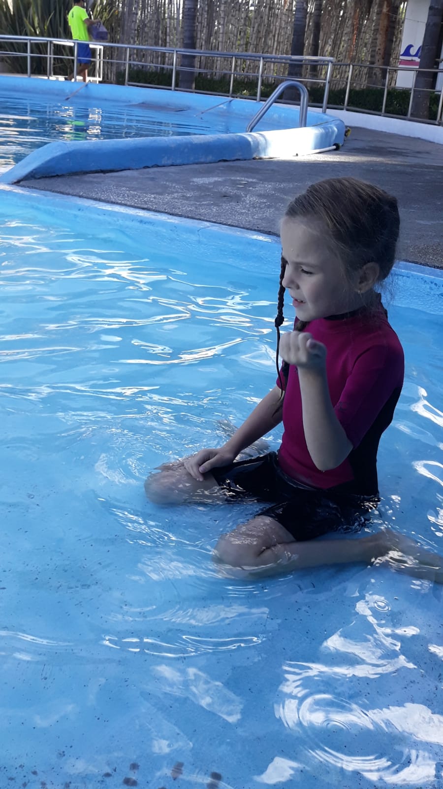 VIDEO/ Terapie cu delfini la 10.000 de kilometri distanță, pentru fetița ei diagnosticată cu autism. Cum a ajuns o mamă din Gorj să facă voluntariat în Mexic