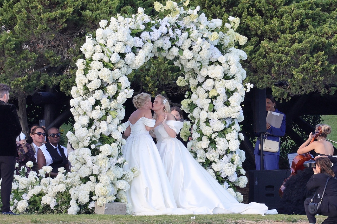 Imagini de la nunta actriței Rebel Wilson cu Ramona Agruma. Vedeta și soția ei s-au îmbrăcat în rochii de mireasă asemănătoare