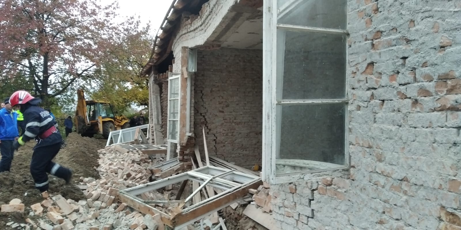 Doi bărbați din Bacău au murit, după ce zidul casei la care lucrau s-a prăbușit