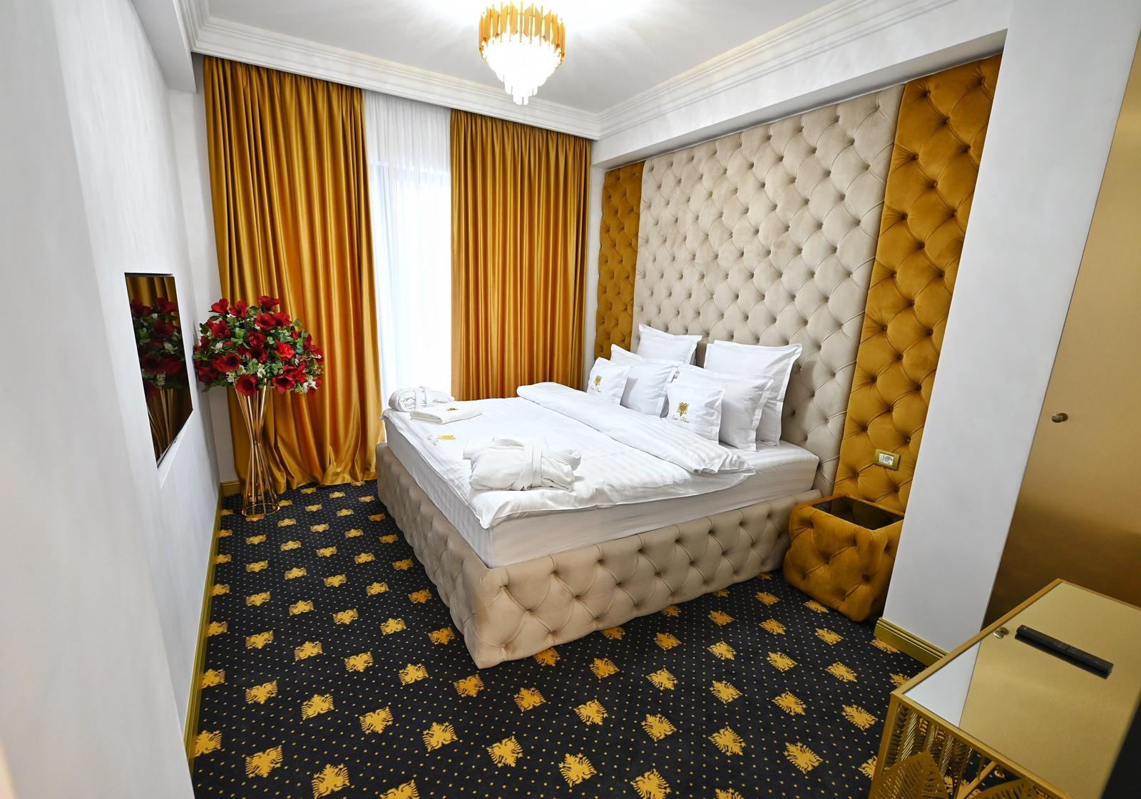 Imagini cu vila lui Florin Salam transformată în hotel. Doar liftul a costat câteva zeci de mii de euro