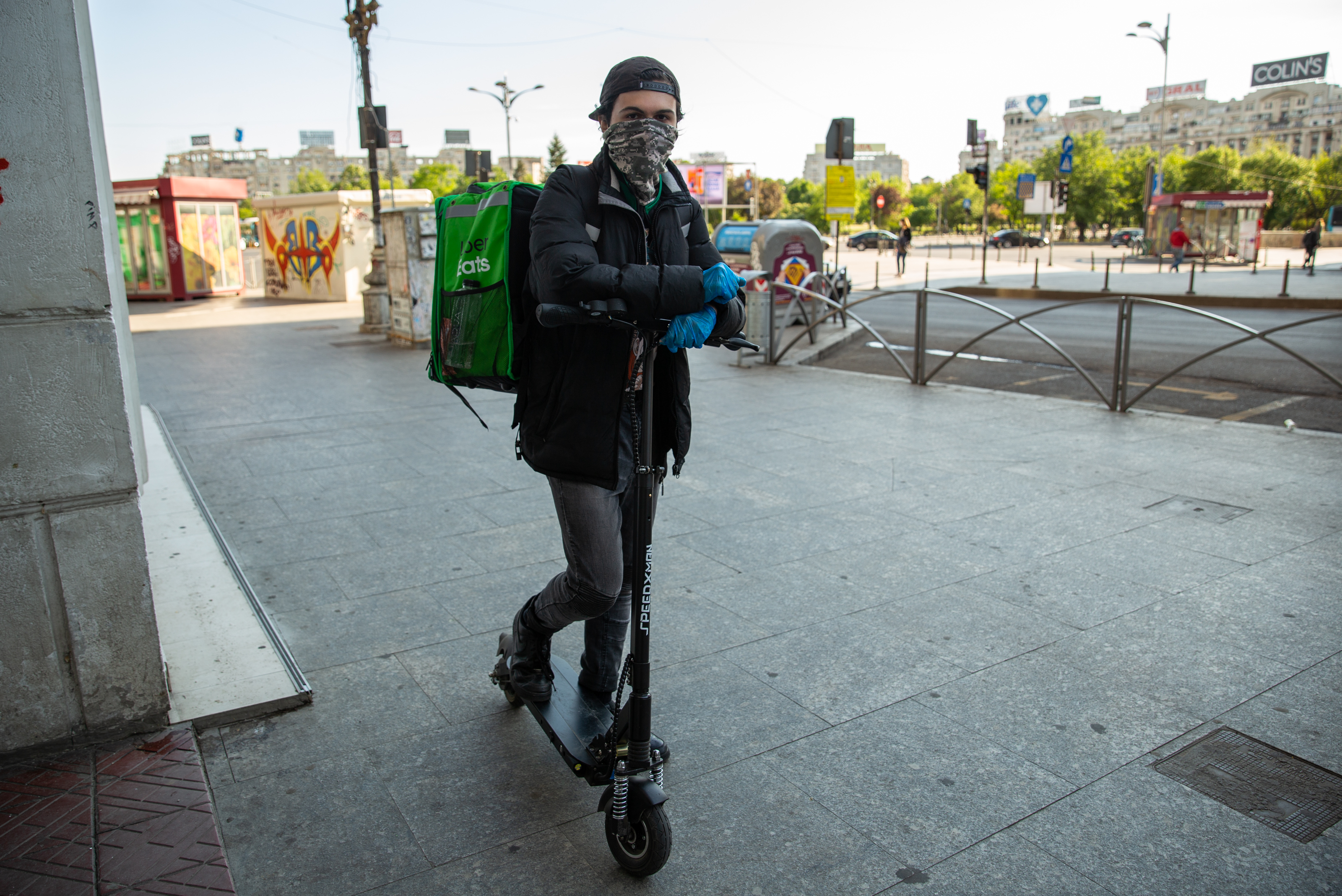 Viața curierilor care livrează mâncare la domiciliu pe timp de pandemie