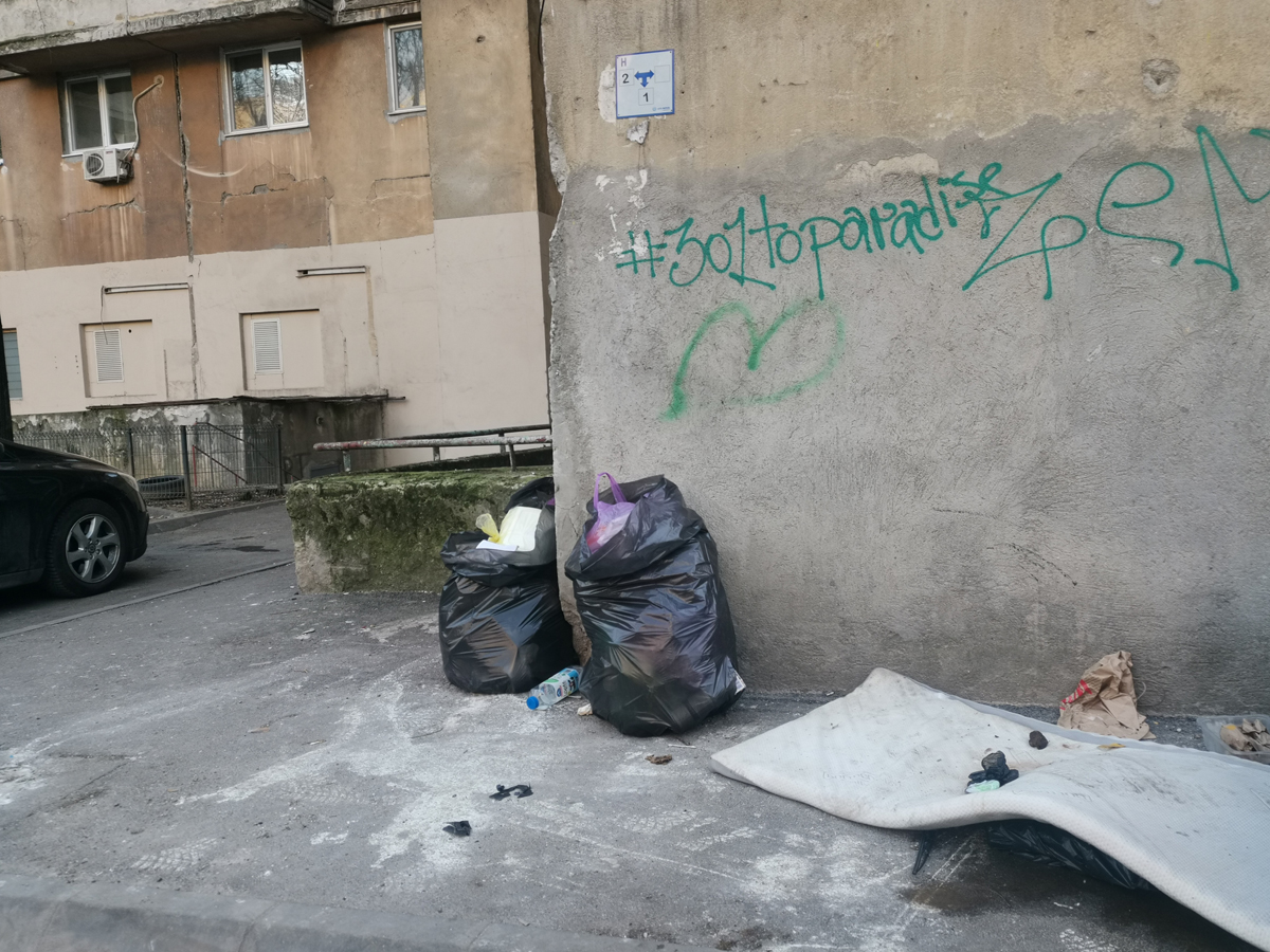 REPORTAJ. Viața în blocurile cu bulină roșie din București: unele au și 80% grad de ocupare