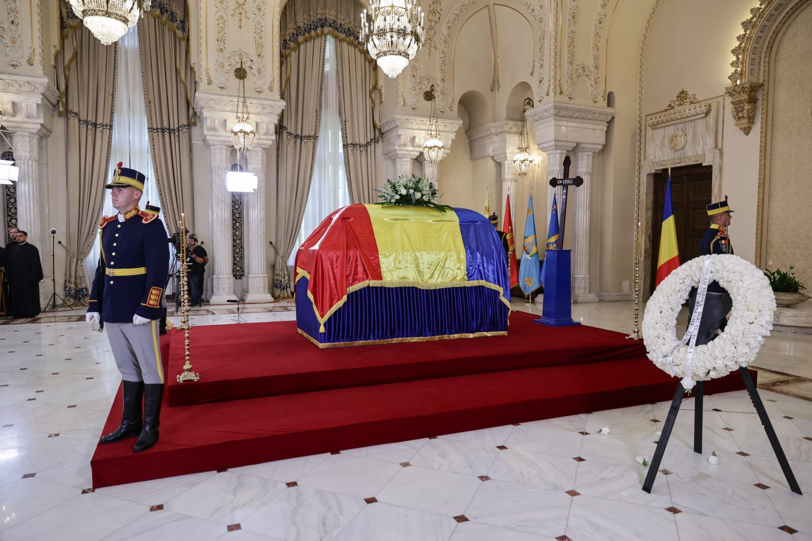 Funeralii de stat pentru Ion Iliescu. Ultimele omagii aduse în fața sicriului fostului președinte, în Sala Unirii, la Palatul Cotroceni