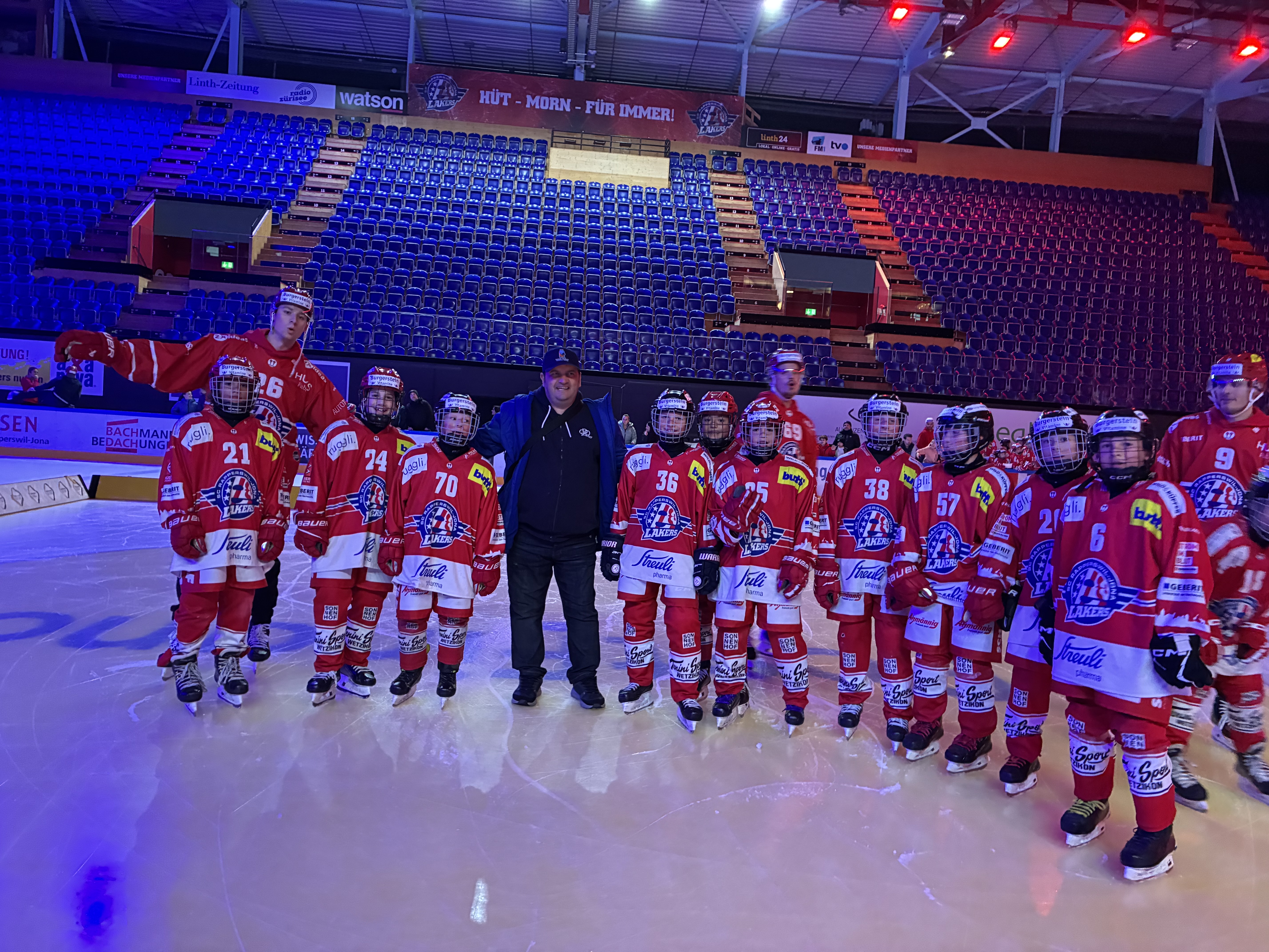 Cum am petrecut de ziua hocheiului elvețian pe gheața patinoarului din Rapperswil alături de 300 de copii: „Hop, Rappi!”