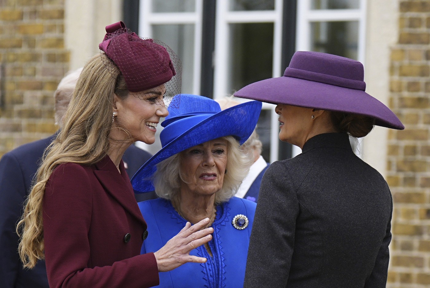 Duelul ținutelor dintre Kate Middleton și Melania Trump. În timp ce prințesa de Wales a purtat o rochie de 2.330 lire sterline, prima doamnă a ales un costum haute couture