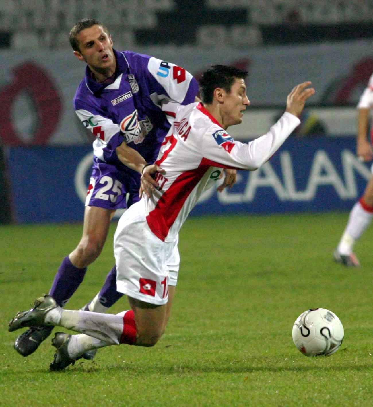 Liga 1, etapa 1, play-off: Dinamo - Steaua (duminică, ora 20.30, Digi, Dolce, Look). ^Ciprian Marica va fi cel mai fluierat fotbalist de pe teren