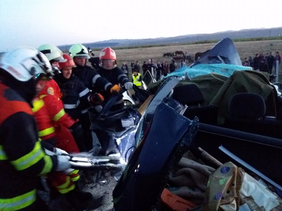 FOTO&VIDEO/ Bilanțul accidentului de pe DN2E a crescut la 5 morți. Un preot, sora, cumnatul şi unul din copiii acestuia au murit în accident