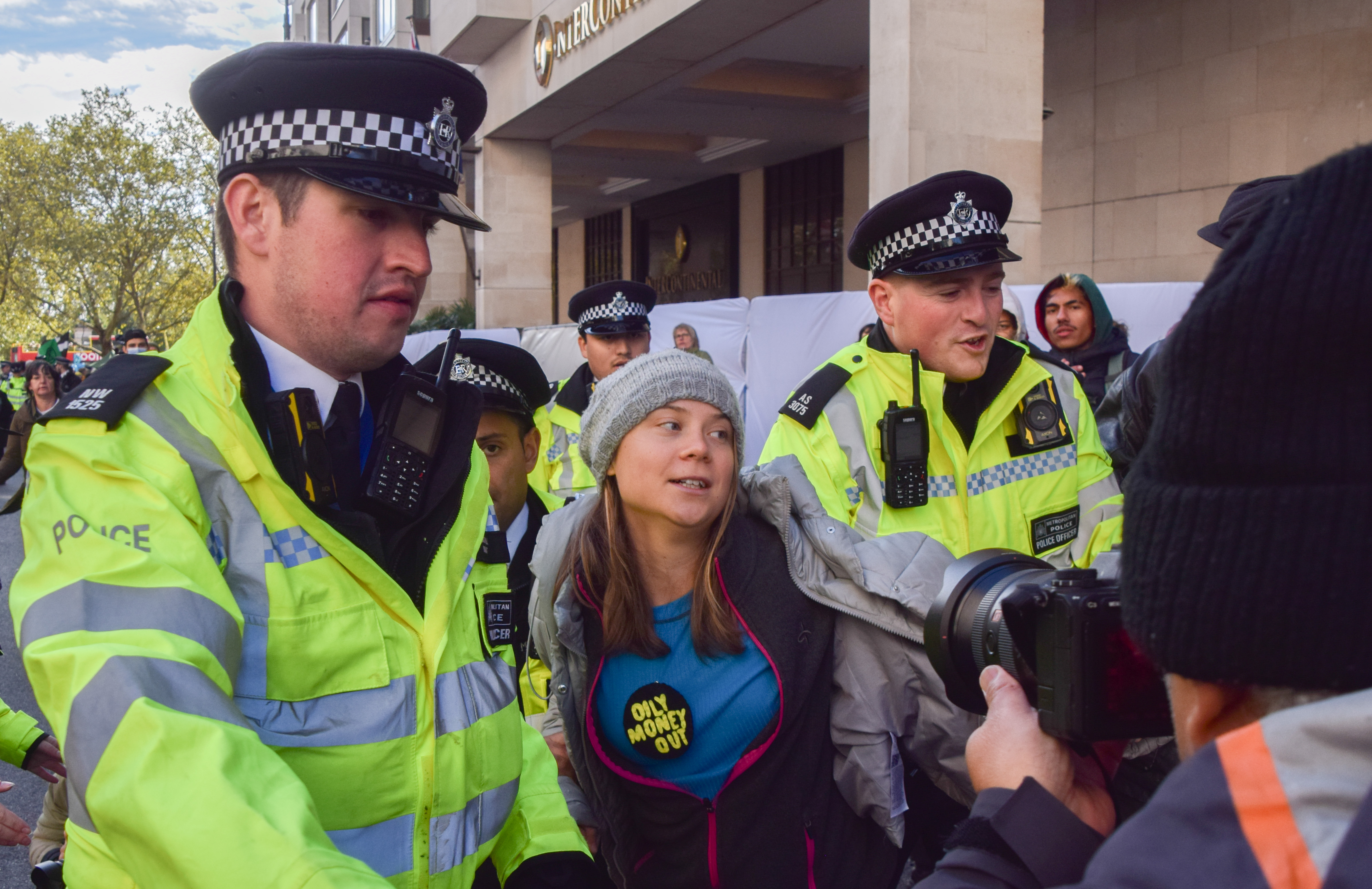Activista Greta Thunberg, reținută și luată cu duba de poliție în timpul unui protest la Londra