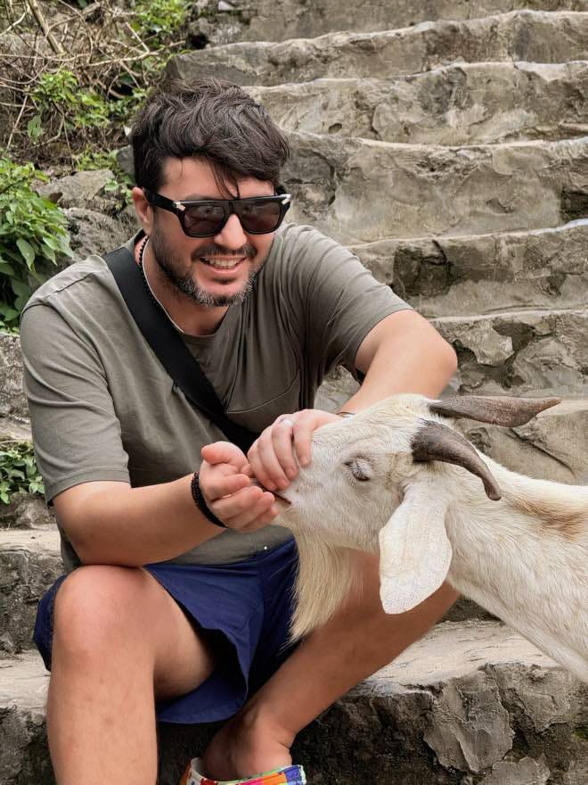 Semifinalistul de la „Te cunosc de undeva” și-a făcut o prietenă atipică în Vietnam. „Oameni crescuți la oraș se uitau la ea cu jind”/ VIDEO EXCLUSIV