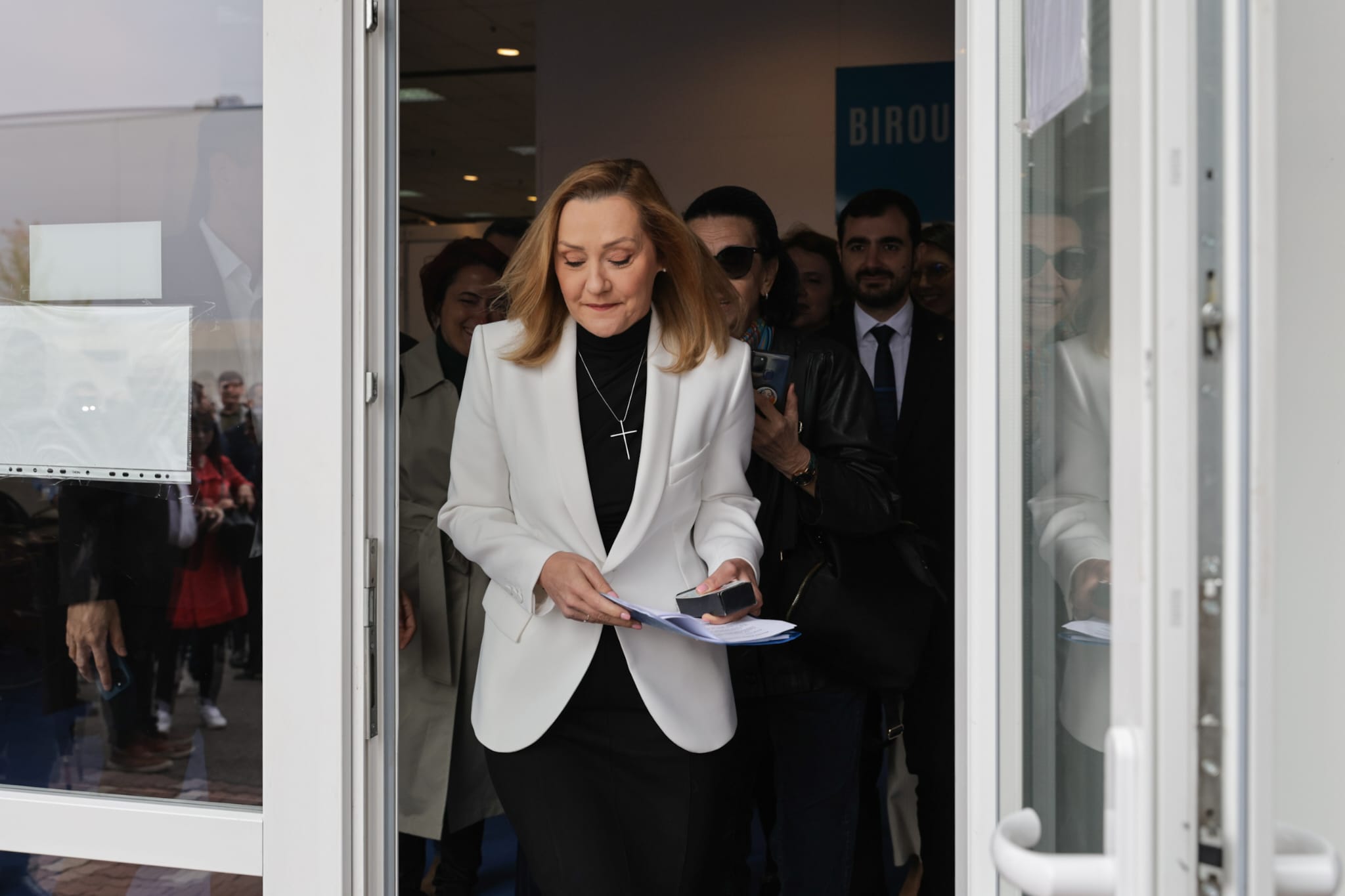 Elena Lasconi și-a depus candidatura la prezidențiale. Atac la Nicolae Ciucă: „Asta știe să facă, să execute ordine” | VIDEO