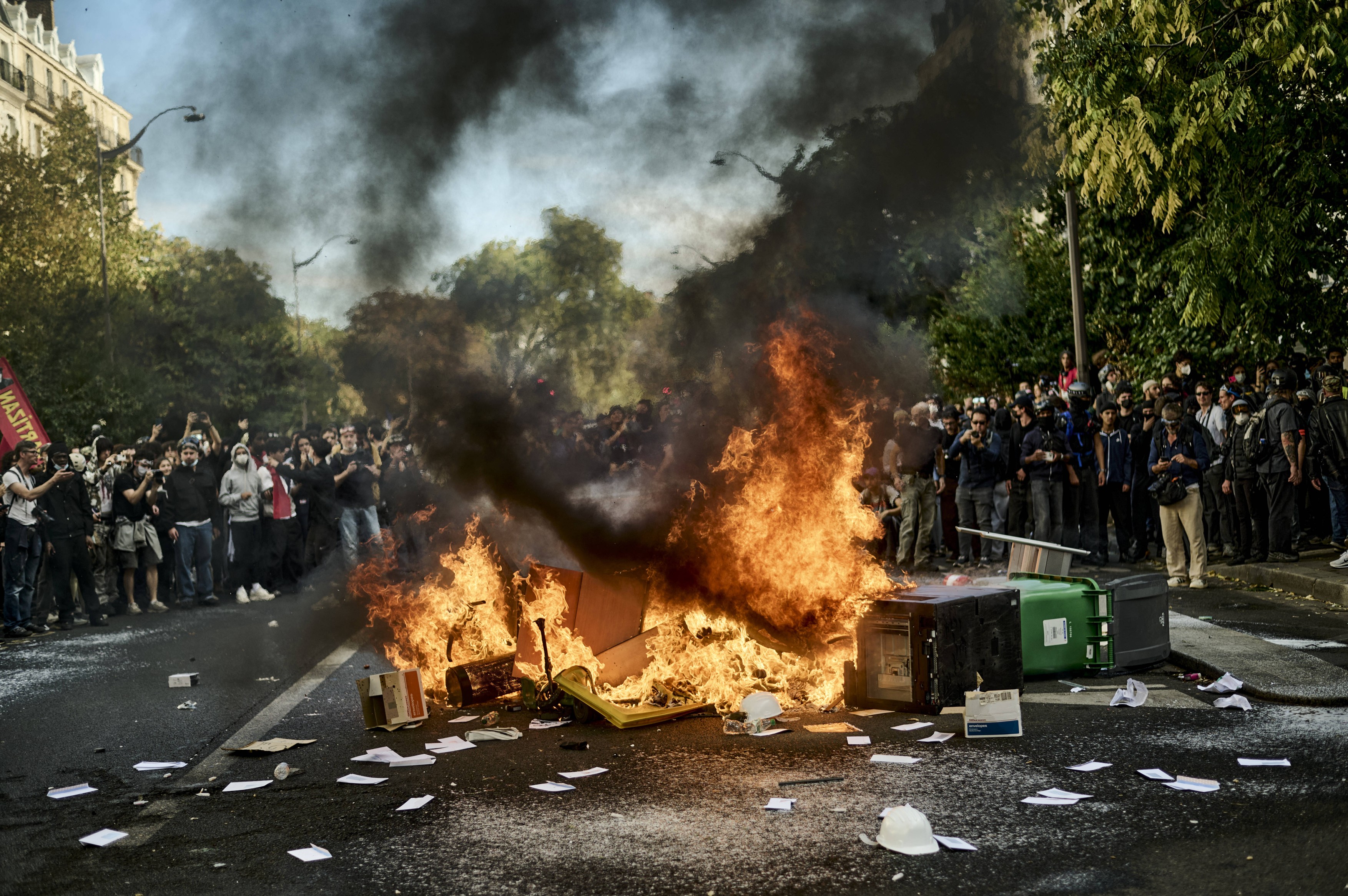 Guvernul de la Paris suspendă folosirea grenadelor de zgomot contra elevilor