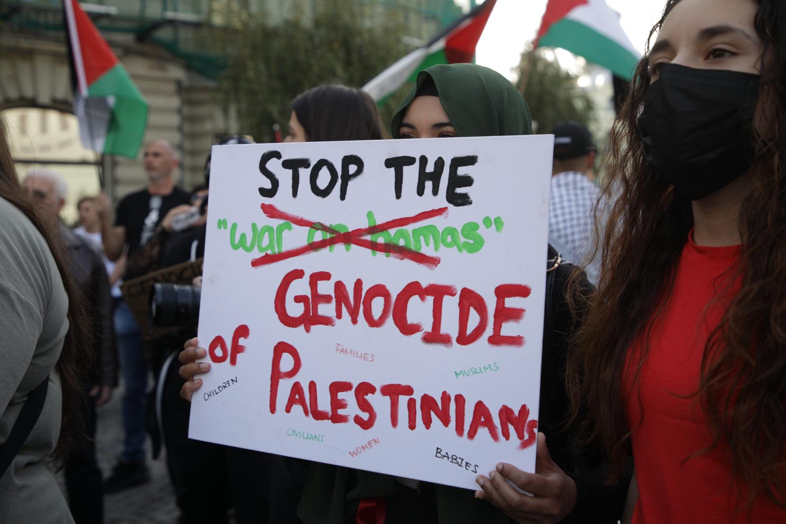 „Suntem aici pentru civili, nu pentru Hamas!” Protest pro Palestina în București. Astfel de manifestații au fost interzise în alte țări din Europa