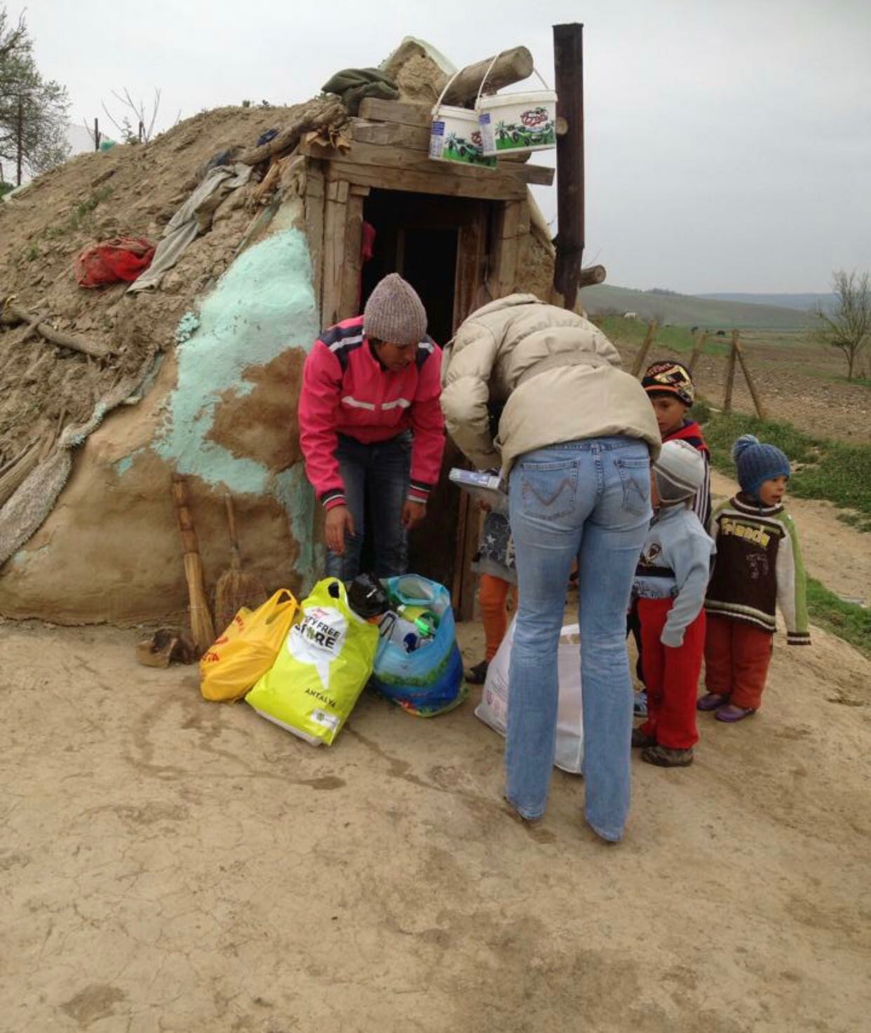 REPORTAJ: Dacă unii pozează în Bunul Samaritean doar de sărbători, ea aduce alinare tot timpul anului| FOTO