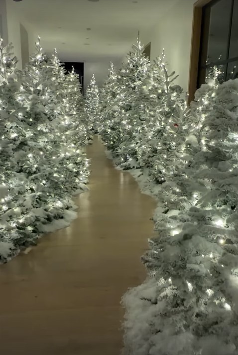 Imagini cu casa lui Kim Kardashian împodobită de Crăciun. Decorul extravagant pe care l-a ales în acest an