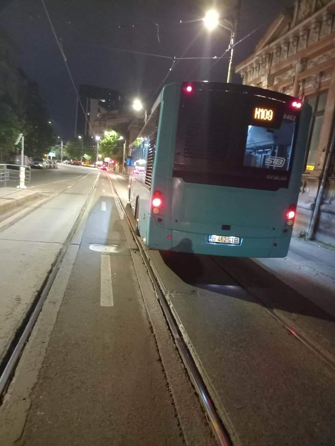 Incident în traficul bucureștean: Un cornier de la o șină de tramvai a străpuns podeaua unui autobuz în mers
