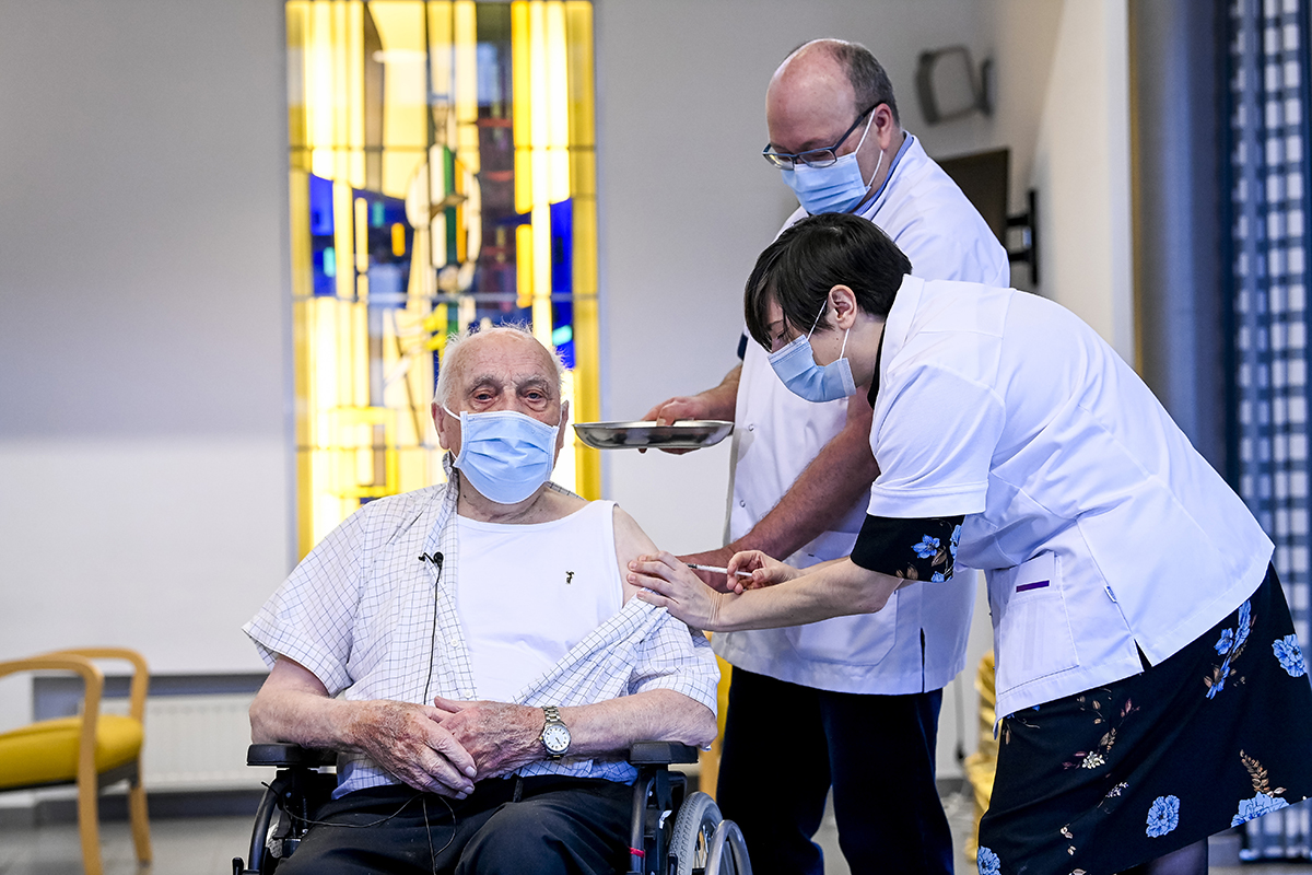 Demnitatea veteranilor români, care-și așteaptă rândul la vaccinare, după ce alte țări au început cu ei: „Nu mă grăbesc”