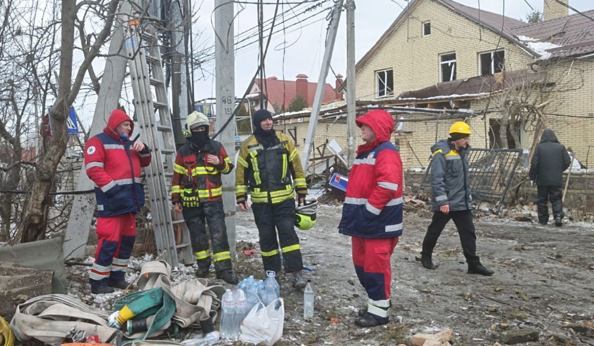 Jurnaliștii TVR au documentat distrugerile suferite în Borșceahivka, după atacul rusesc: Case, reţele electrice, oameni rămași în beznă şi ger