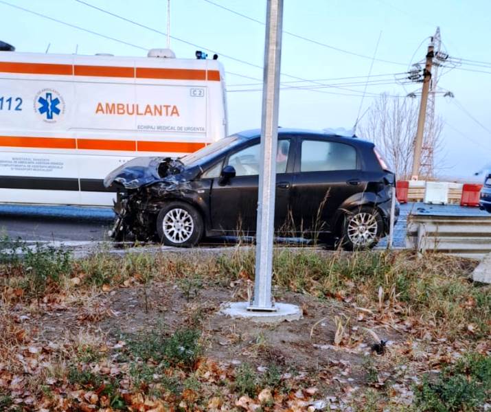 Microbuz cu 20 de pasageri la bord, implicat într-un accident în Vrancea. Ciocnire violentă cu o mașină