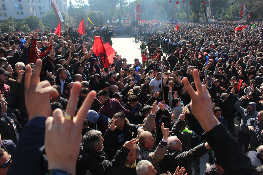 Protest în Albania, oprit cu gaze lacrimogene. Manifestanții au forțat intrarea în sediul Guvernului de la Tirana / FOTO&VIDEO