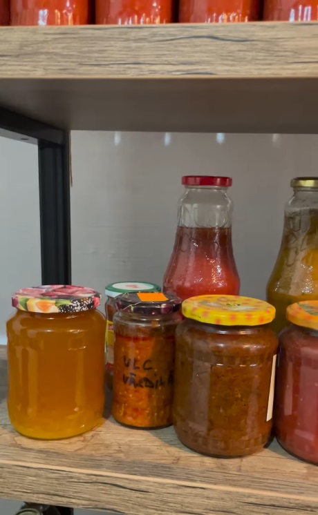 Imagini din cămara Danei Nălbaru și a lui Dragoș Bucur. Fanii le-au atras atenția: „Nu păstrați țuica în sticle de plastic”