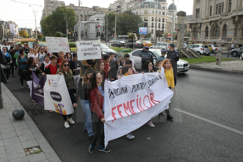 GALERIE FOTO/ Marş împotriva violenţei domestice, în Bucureşti: "Împreună pentru siguranţa femeilor"