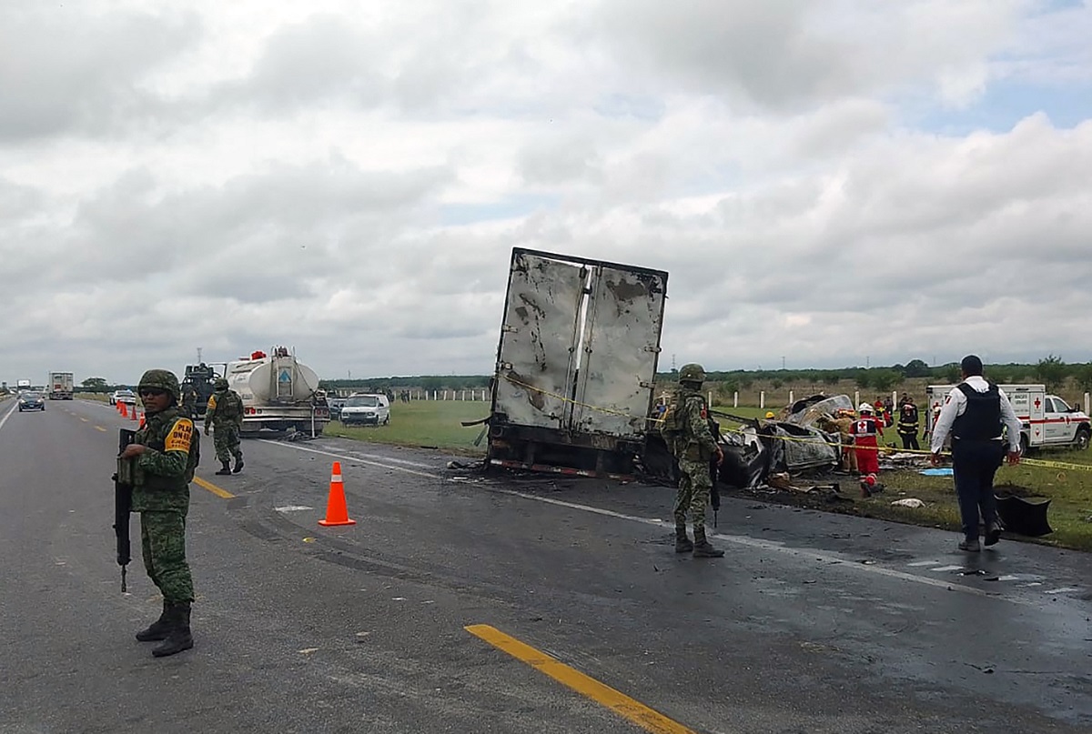 Un șofer de TIR a dispărut cu cabina și e de negăsit, după un accident cu 26 de morți în care remorca lui și un microbuz au luat foc, în Mexic