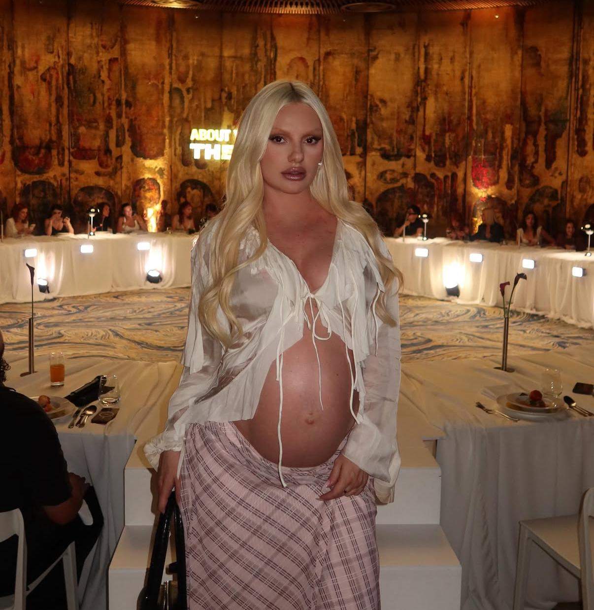 Imagini cu Alexandra Stan în costum de baie la plajă, în ultimul trimestru de sarcină. Artista va aduce pe lume o fetiță