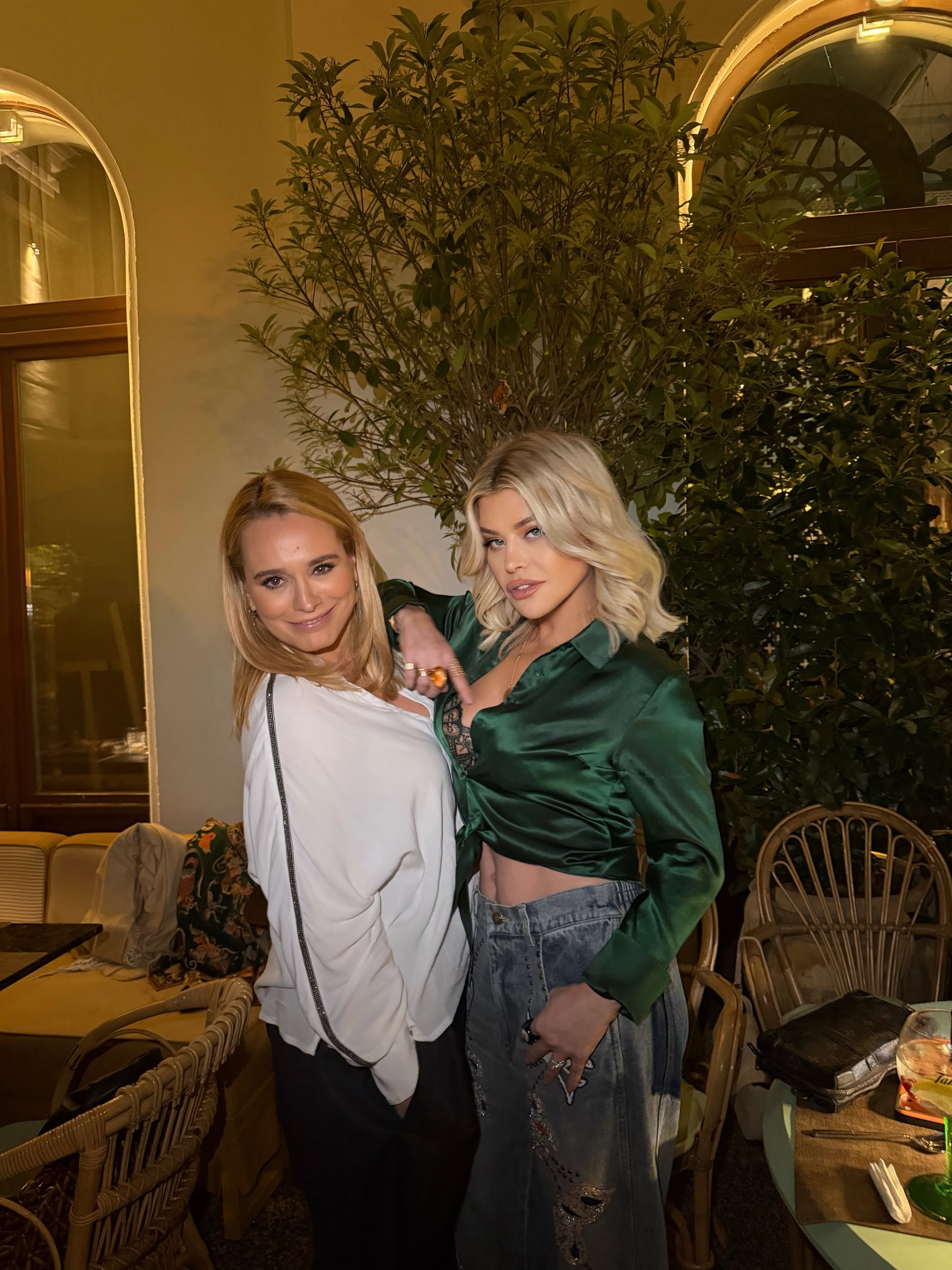 Cum a apărut Andreea Esca alături de soacra ei. Revedere emoționantă în Franța, cu părinții lui Alexandre Eram: „Fericiți că ne trăiesc”