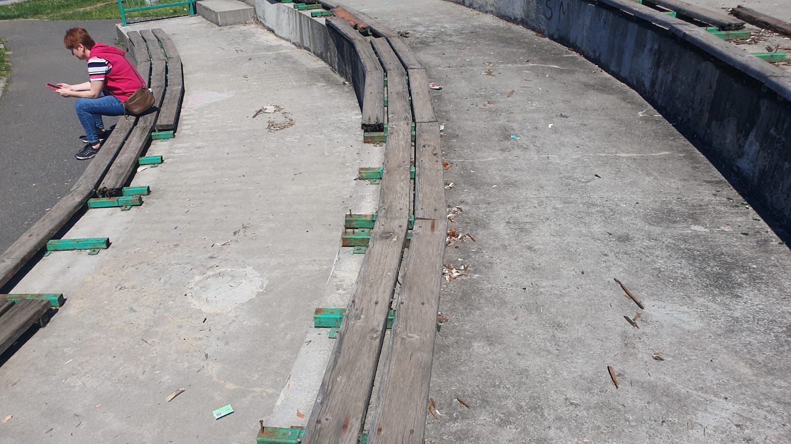 Apocalipsa din Parcul Tei: complexul de distracții abandonat, bănci vandalizate, munți de gunoaie, pontoane devastate. Pericol iminent de tragedii!