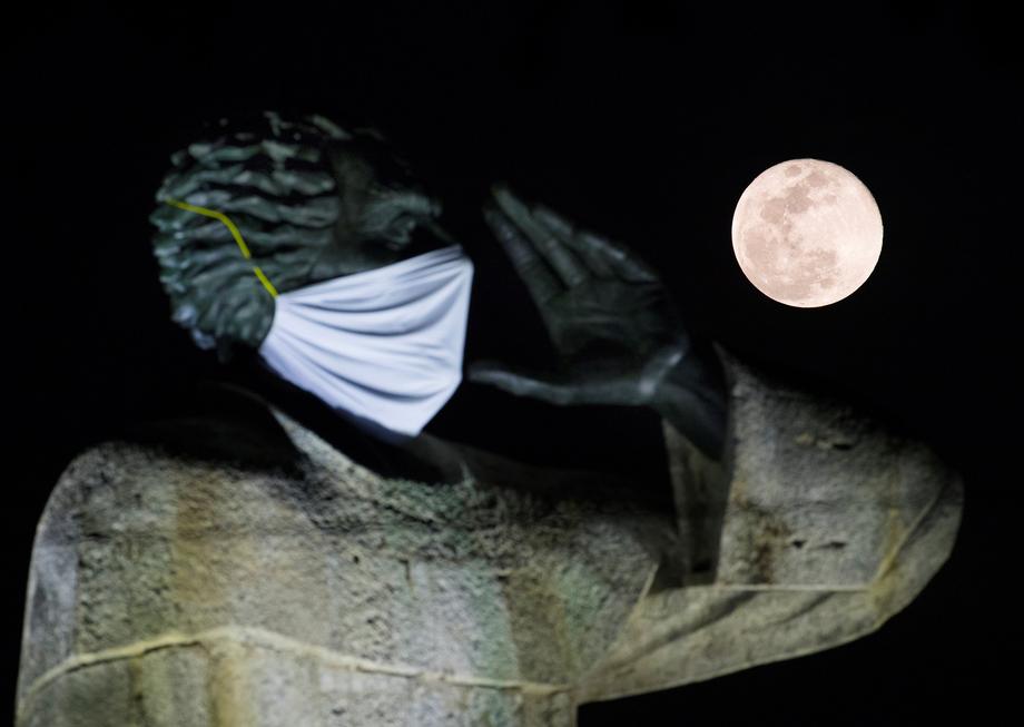 VIDEO | Imagini spectaculoase cu superluna, ultimul fenomen astronomic de acest fel din anul acesta