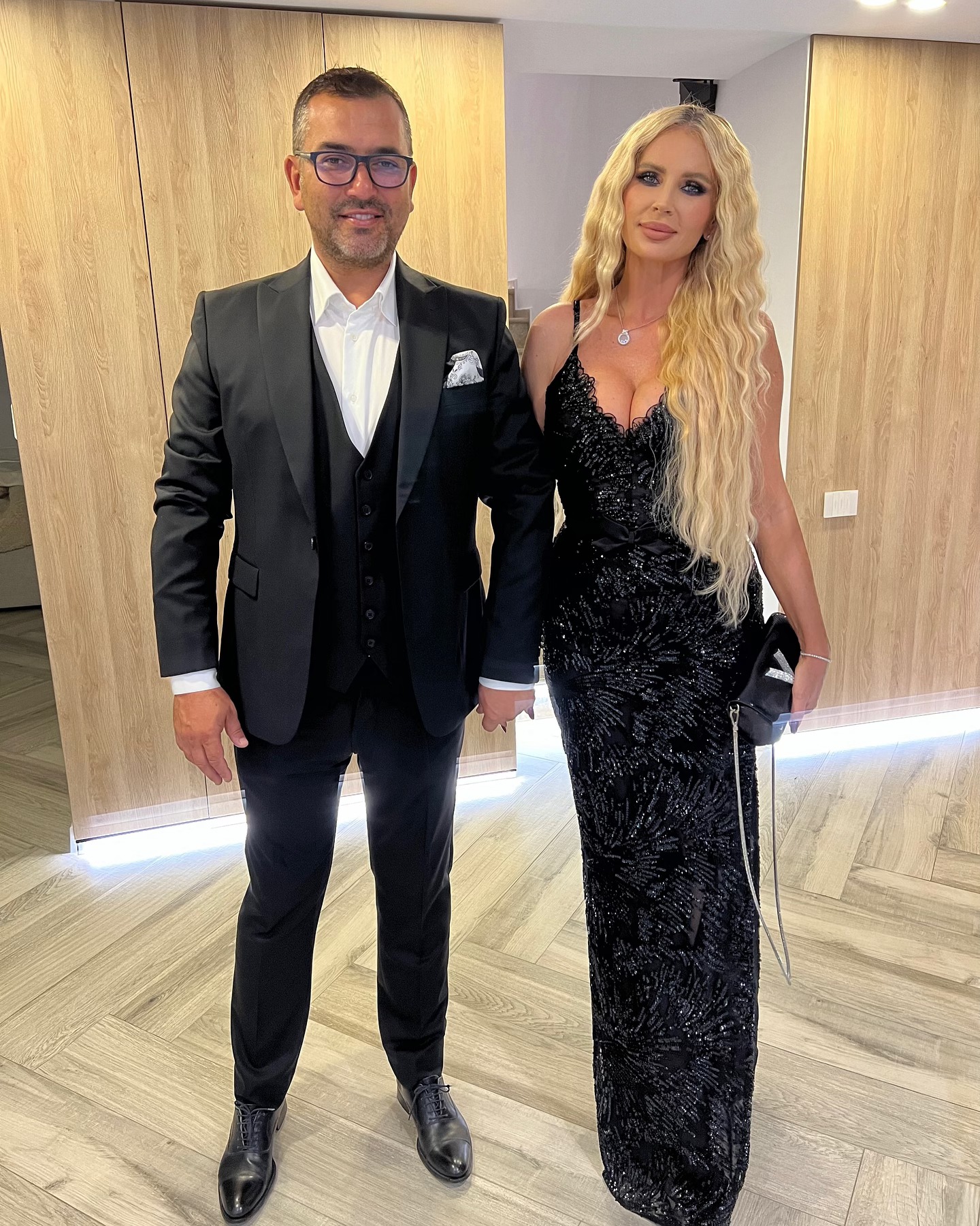 Andreea Bănică a făcut furori într-o rochie mini și dresuri plasă. Apariția îndrăzneață a artistei
