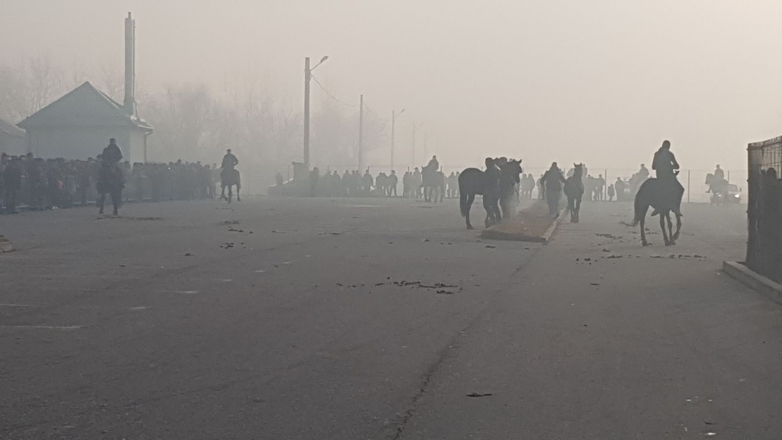 REPORTAJ: De Bobotează, caii din orașul lui Nea Mărin au fost stropiți cu agheasmă ca să nu se prindă blestemele de ei| FOTO