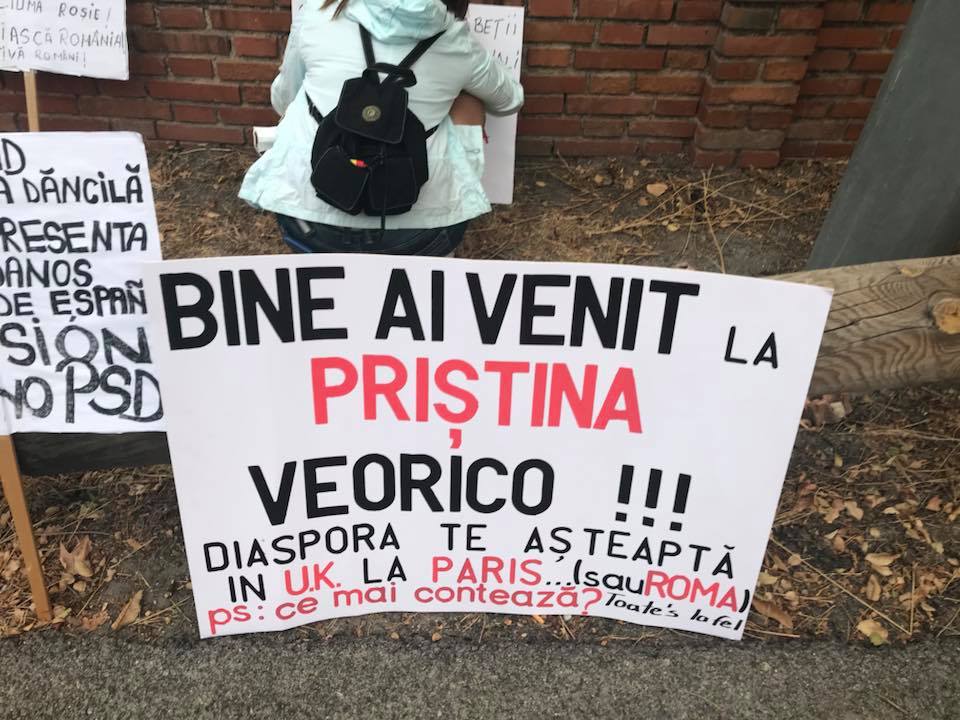 Românii din Spania o primesc pe Viorica Dăncilă cu pancarte și mesaje împotriva penalilor. „Corupţii, hoţii şi condamnaţii penal nu ne reprezintă”