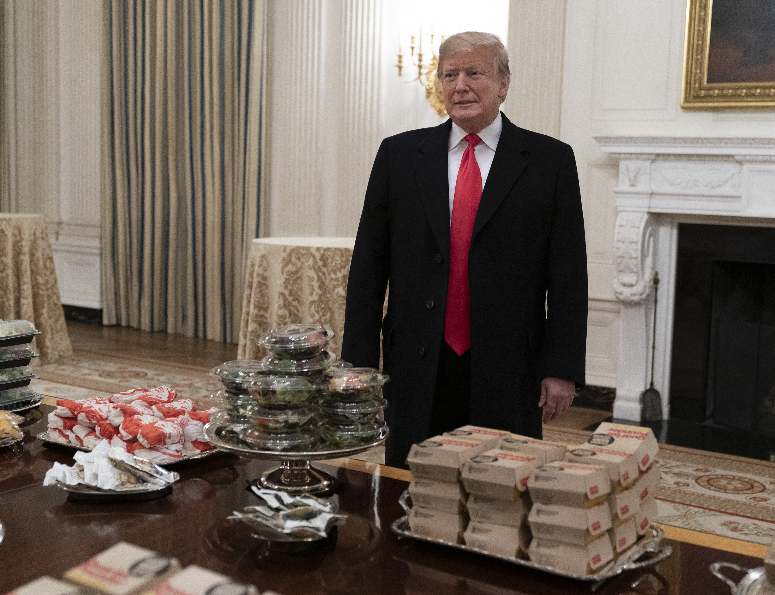 FOTO & VIDEO | Trump a servit invitații de la Casa Albă cu hamburgeri: "Am pus pe masă cea mai bună mâncare americană"