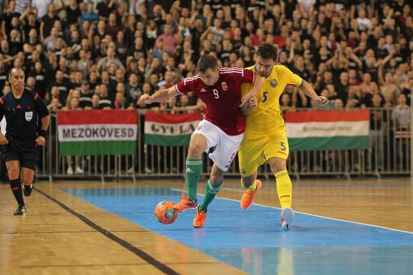 Calificare furată cu cronometrul. Selecționata de futsal a României a ratat prezența la Euro 2015 în ultima secundă. ^Oficial, ultima fază a ungurilor a durat 3 secunde. Cronometrajul efectuat de Sportnews arată că acțiunea a ținut peste 4 secunde! / VIDEO