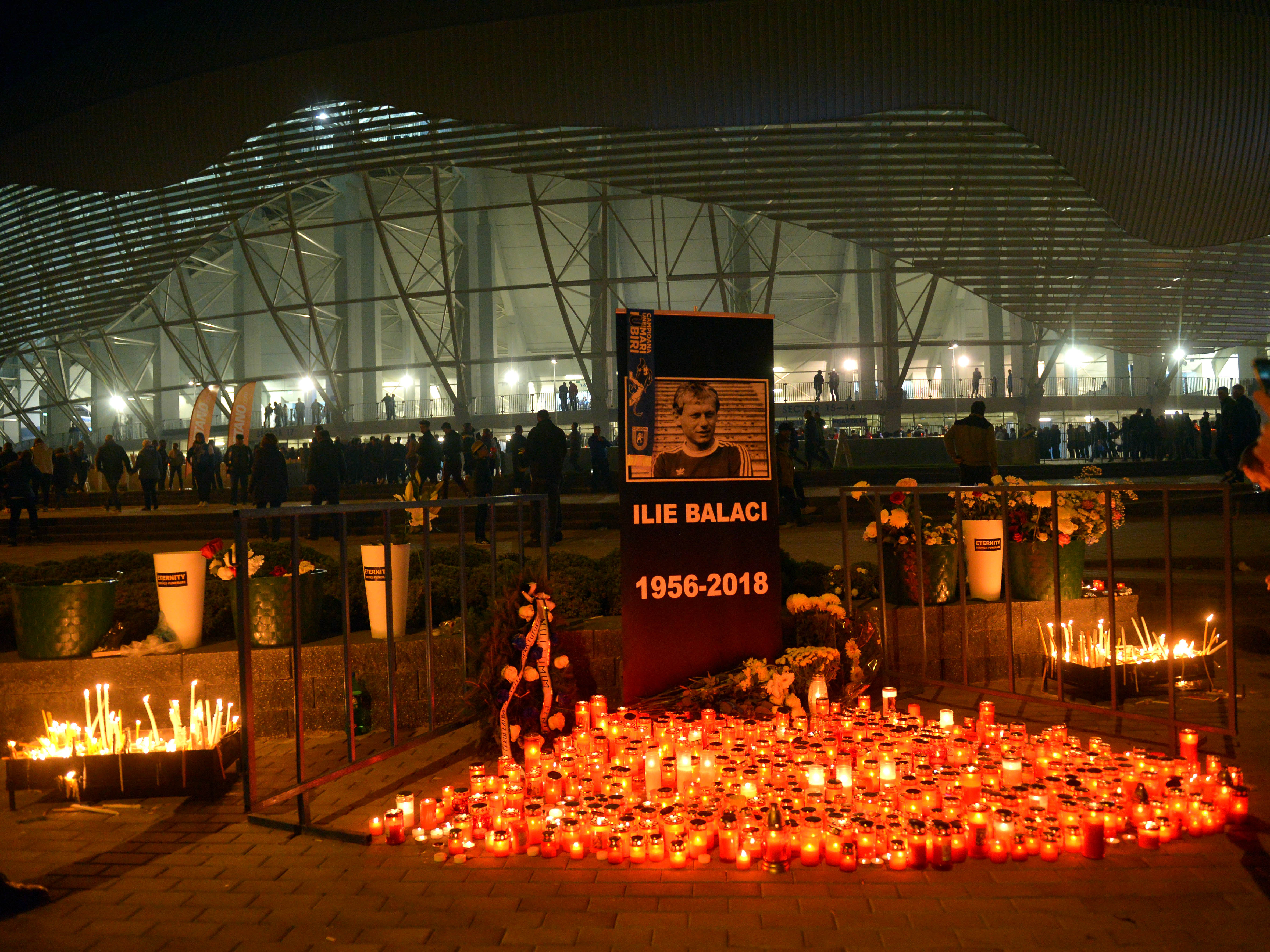 Imagini cutremurătoare de la priveghiul lui Ilie Balaci. Sute de oameni, la căpătâiul fostului fotbalist / FOTO