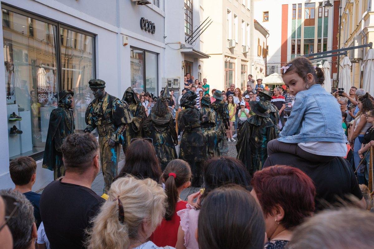 FOTOREPORTAJ de la Festivalul de Teatru de la Sibiu. Cum se transformă străzile unui oraș în scenă