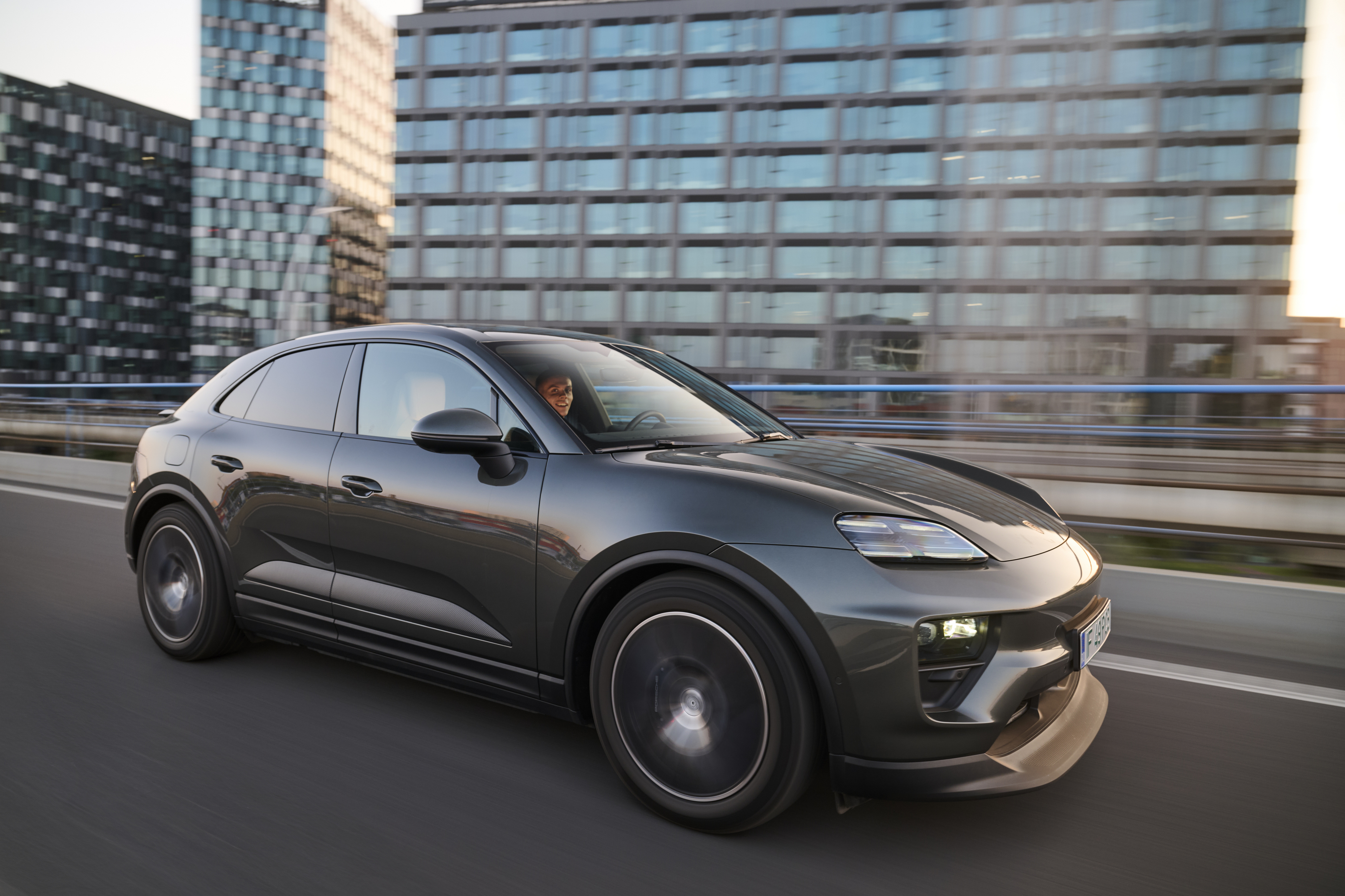 David Popovici a semnat un nou parteneriat: ședință foto specială pe străzile din București cu un Porsche Macan Electric