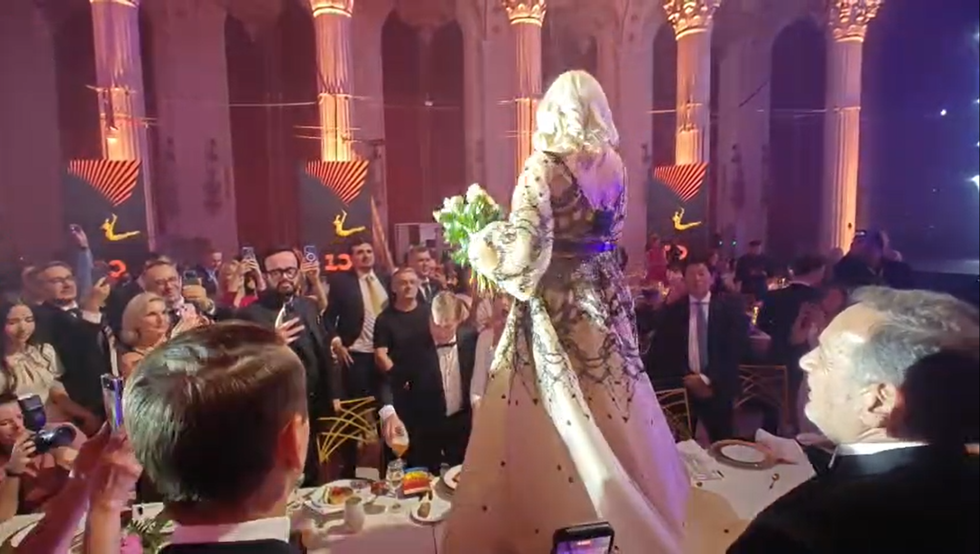 Loredana Groza a făcut spectacol la Cluj după gala TIFF. Nadia Comăneci, Simona Halep și Andreea Esca au urcat pe scenă alături de artistă