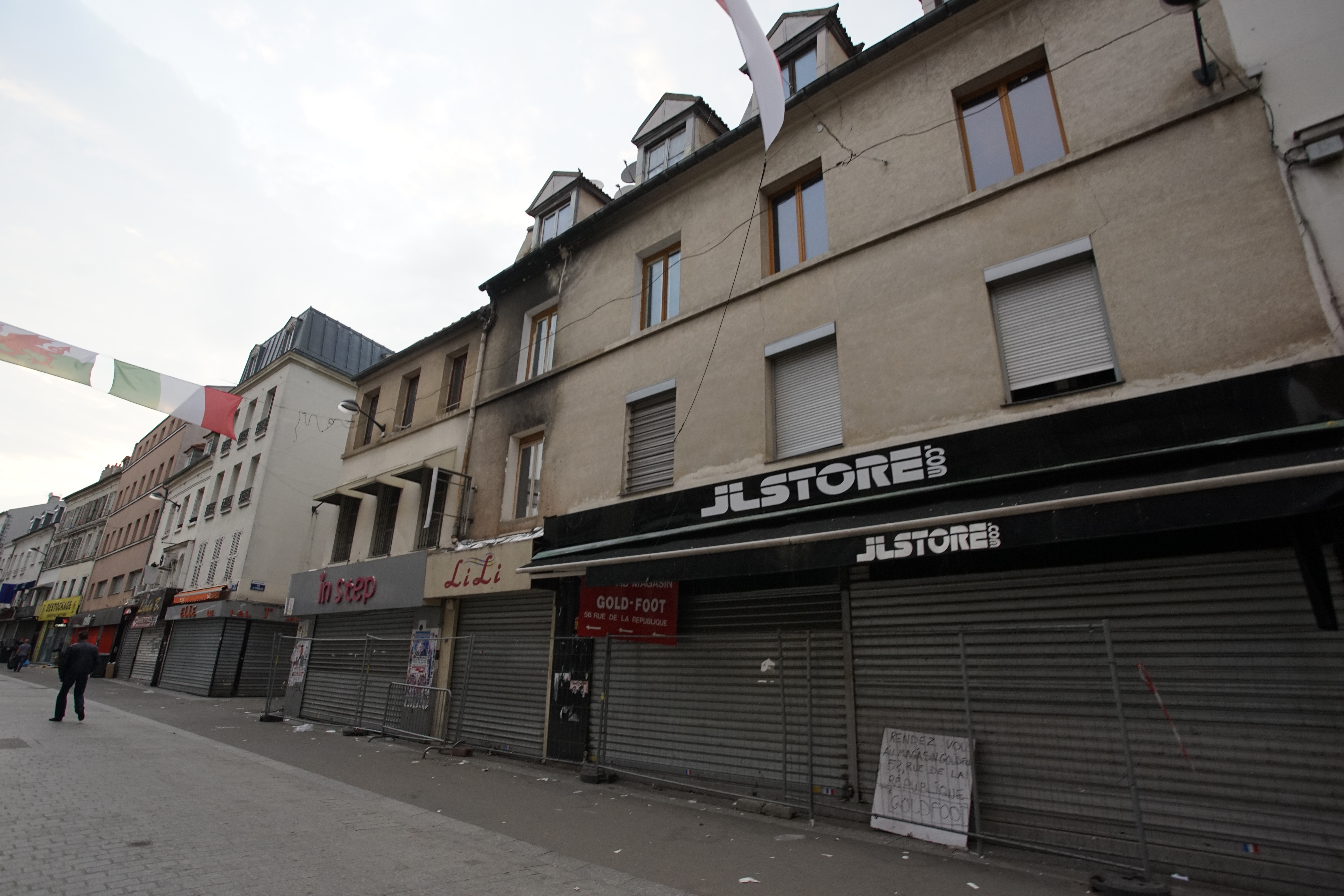 Euro 2016. Reportaj din infernul de la Saint-Denis. Vineri jucăm aici, pe Stade de France, cu gazdele! ”Explodează câte o bombă la două săptămâni și se trage cu Kalașnikovul” EXCLUSIV&FOTO