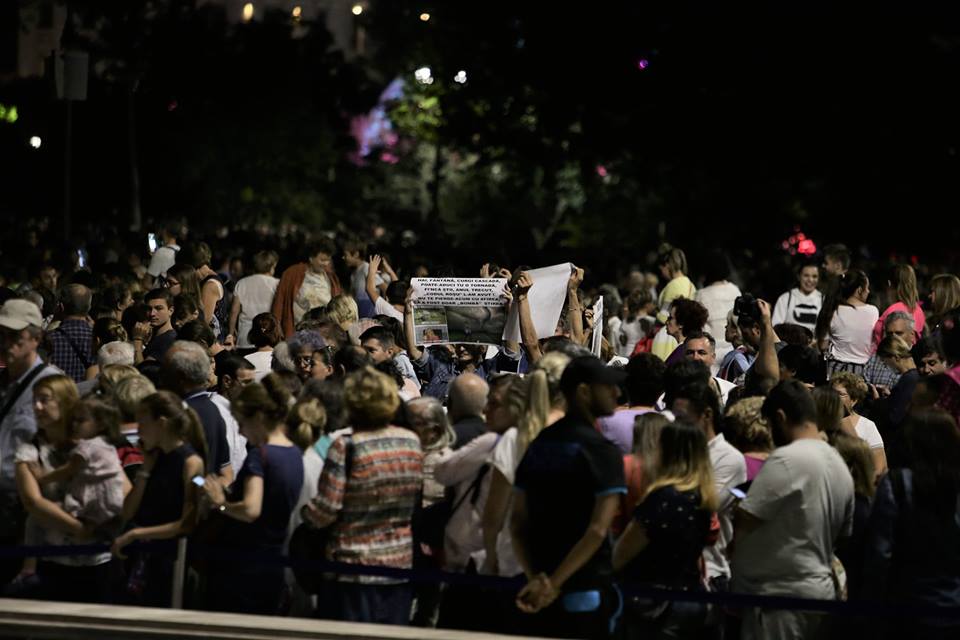 FOTO | Fântânile din Piața Unirii, redeschise joi. Mai mulți protestatari au venit la eveniment. Ce mesaje au afișat