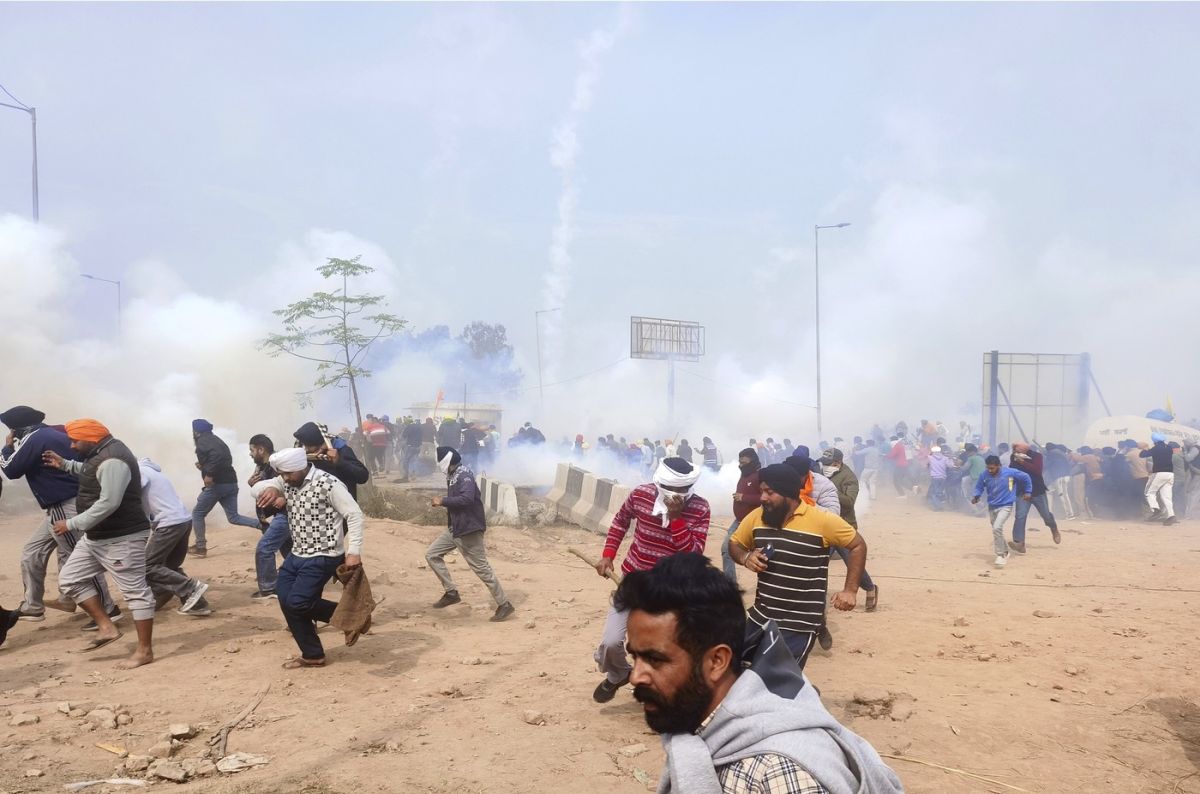 Poliția a oprit cu gaze lacrimogene un marș al fermierilor indieni către capitala New Delhi