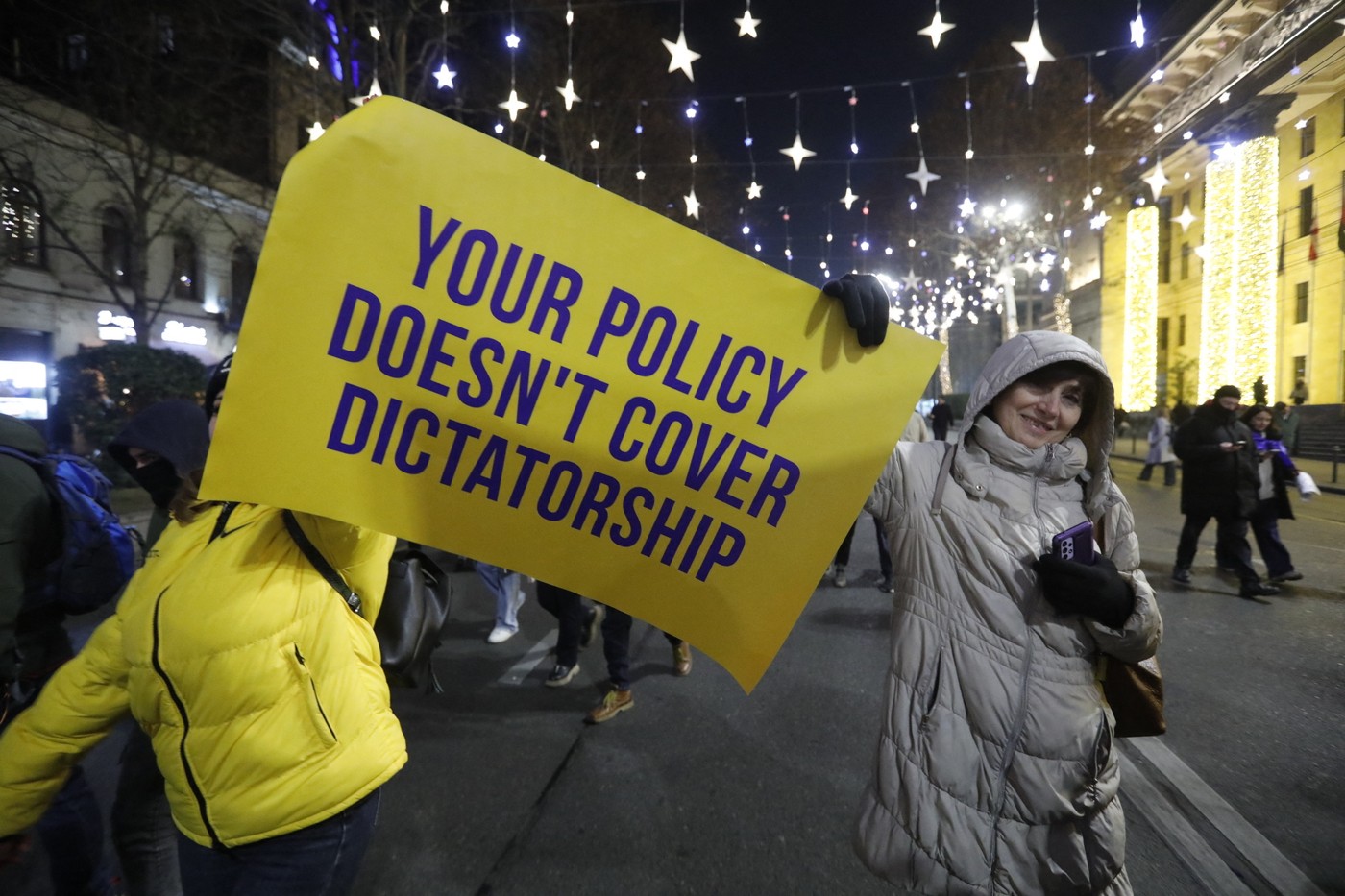 Mii de oameni au protestat în Georgia formând un lanț uman, la o lună după ce guvernul a amânat negocierile pentru aderarea la UE 