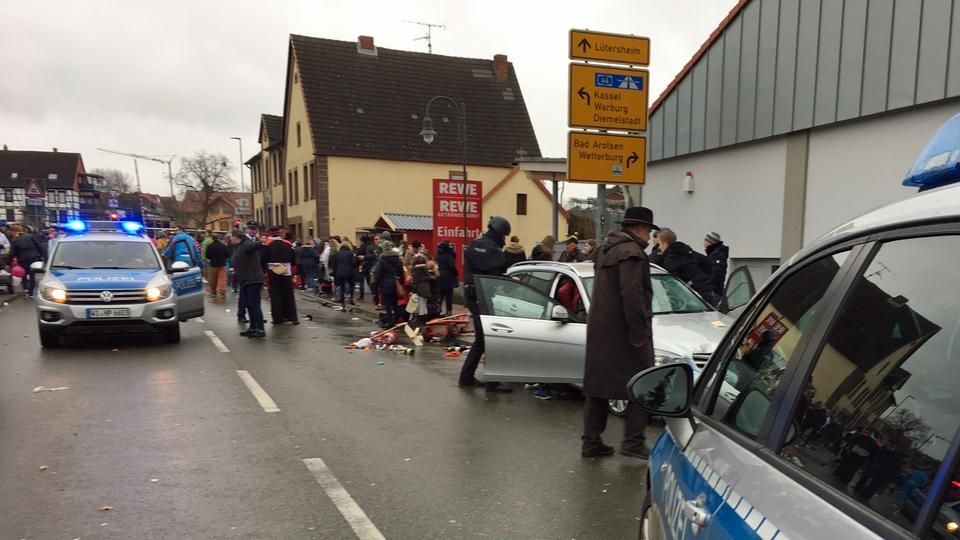 O mașină a intrat în mulțime, la un carnaval din Germania. Martorii spun că șoferul a accelerat intenționat