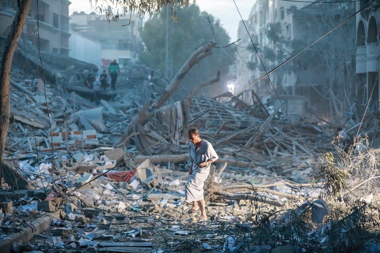 700 de morți în Israel după confruntările cu Hamas, în timp ce forțele armate încă luptă să-și elibereze complet teritoriul. Israelul a declarat oficial stare de război