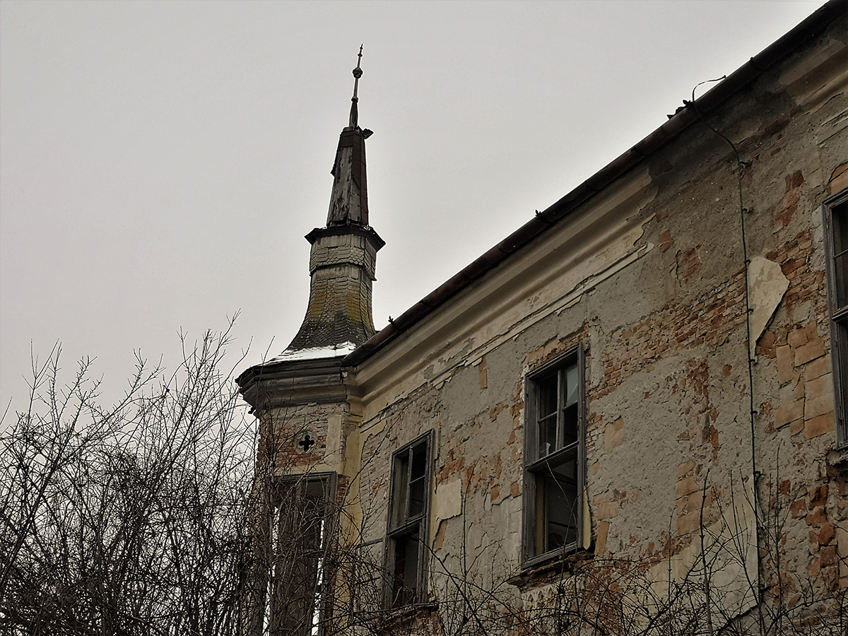REPORTAJ. Un castel vechi de secole, din Ardeal, lăsat în voia sorții de beneficiarii retrocedării și de autorități: „Nu sunt fantome aici, doar sărăcie!”