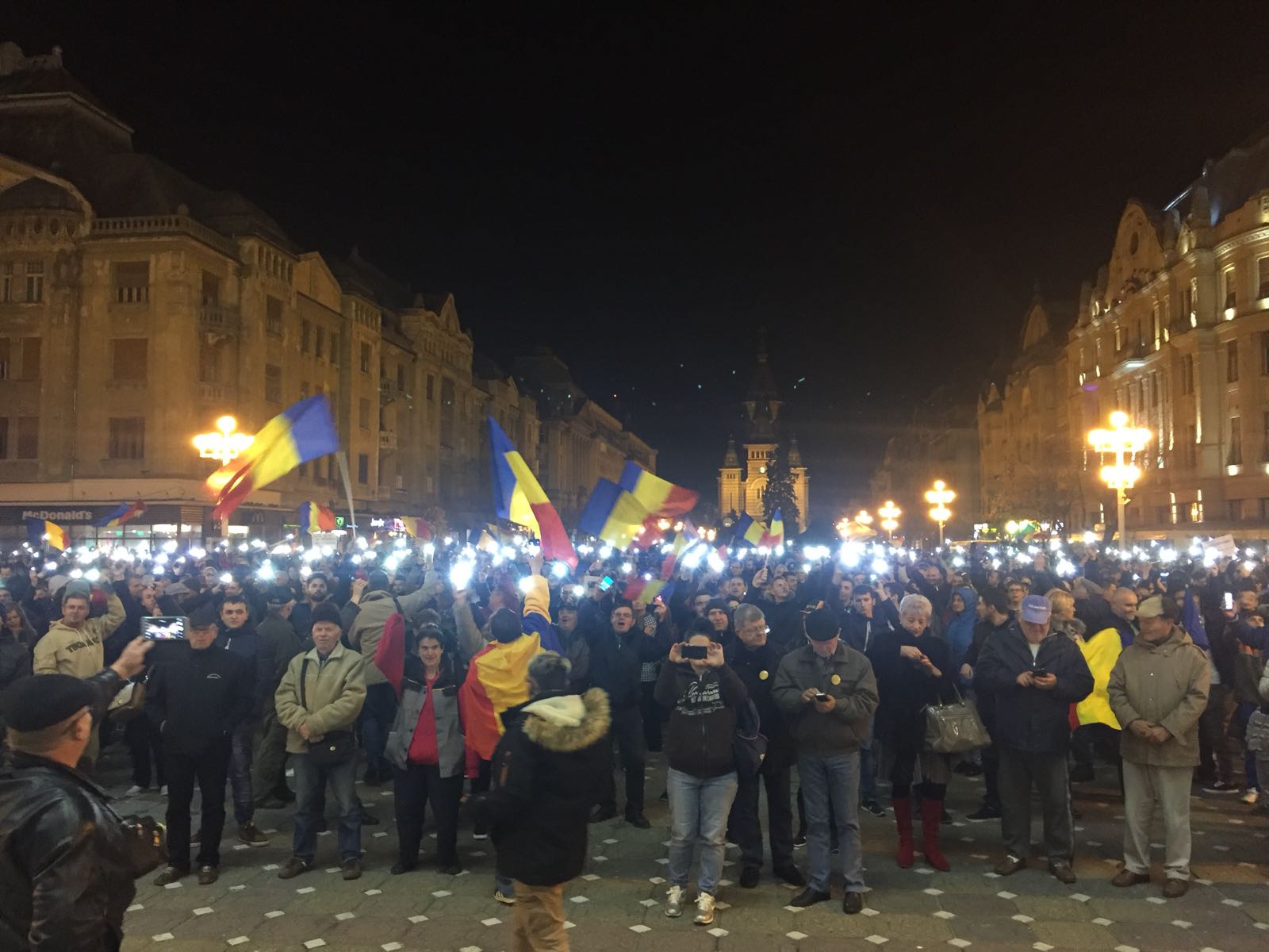 UPDATE: Proteste mai multe orașe din țară față de modificarea legilor justiției. Oamenii au ținut un moment de reculegere în memoria victimelor din Colectiv | FOTO&VIDEO