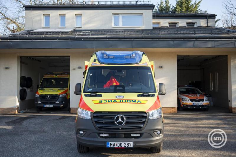 S-osztályú biztonság: több mint száz új autó áll szolgálatba a mentőknél