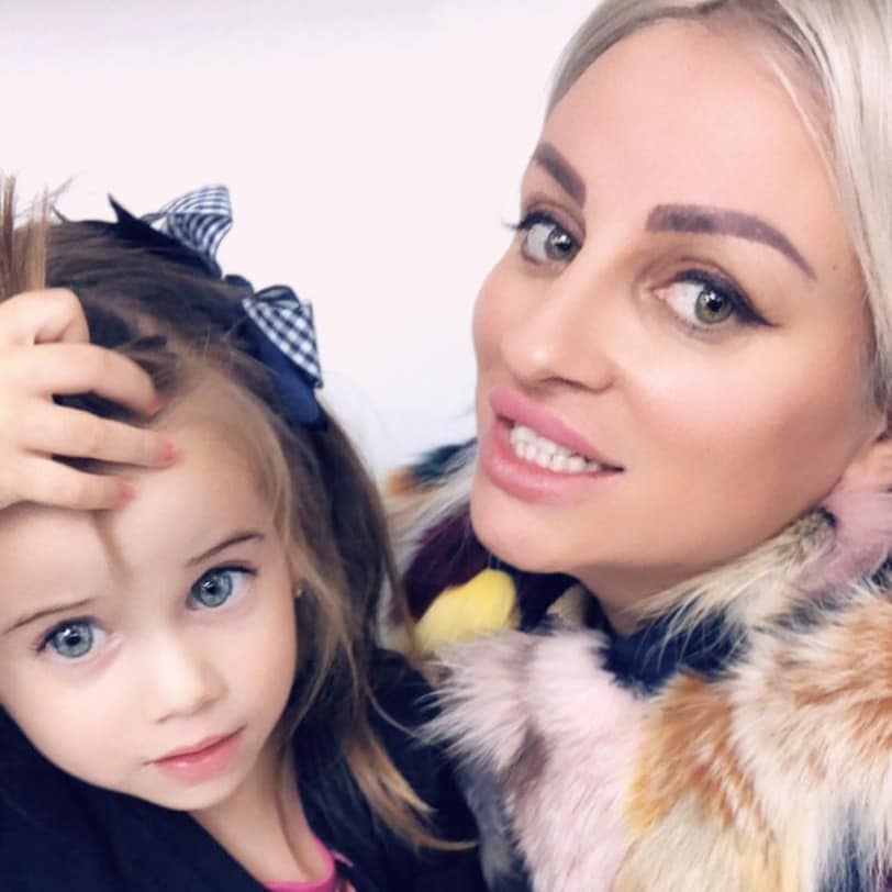 Cum le-a răspuns Sânziana Buruiană celor care au criticat-o că își alăptează încă fetița la 3 ani